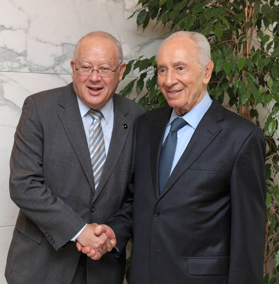 Ο Πρέσβης του Ισραήλ, κ. Άριε Μέκελ, με τον Πρόεδρο του Ισραήλ. κ. Σίμον Πέρες, σε επίσημη επίσκεψη του τελευταίου στην Αθήνα τον Αύγουστο του 2012.