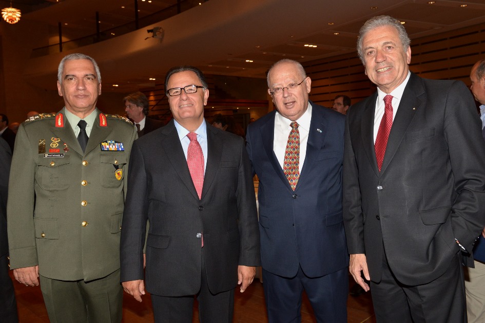 Ο Πρέσβης του Ισραήλ με τον Αρχηγό ΓΕΕΘΑ. Στρατηγό. Κ. Μιχαήλ Κωσταράκο, τον νυν Υπουργό Πολιτισμού, κ. Πάνο Παναγιωτόπουλο και τον Υπουργό Εθνικής Άμυνας, κ. Δημήτρη Αβραμόπουλο σε δεξίωση για την Εθνική Ημέρα Ανεξαρτησίας του Ισραήλ τον Μάιο του 2013.