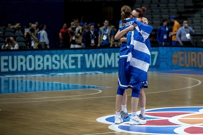 epa06043587 Styliani Kaltsidou (front) of Greece celebrates with her team-mate after winning the quarter final match between Turkey and Greece at the EuroBasket Women 2017 in Prague, Czech Republic, 22 June 2017. EPA/MARTIN DIVISEK
