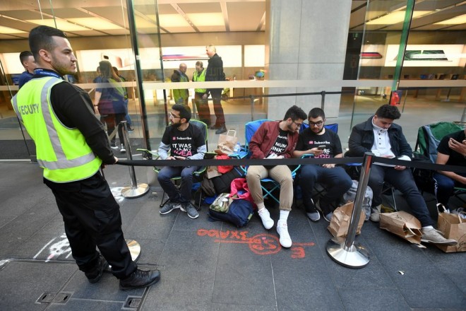 epa06218563 Customers wait in line for new products at the Apple Store in Sydney, New South Wales, Australia 22 September 2017. Tech giant Apple have released on the day the iPhone 8 and 8 Plus smartphones. EPA/JOEL CARRETT AUSTRALIA AND NEW ZEALAND OUT