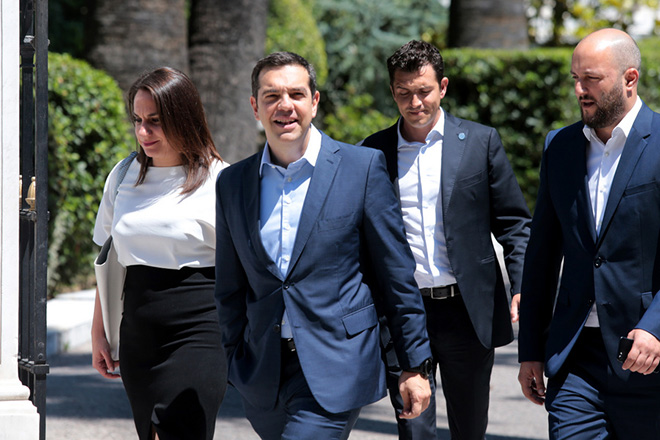 Ο πρωθυπουργός Αλέξης Τσίπρας αποχωρεί από το Προεδρικό Μέγαρο μετά την συνάντηση του με τον Πρόεδρο της Δημοκρατίας Προκόπη Παυλόπουλο , Παρασκευή 22 Ιουνίου 2018. Τον πρωθυπουργό Αλέξη Τσίπρα δέχτηκε ο Πρόεδρος της Δημοκρατίας Προκόπης Παυλόπουλος, την επομένη της συμφωνίας στο Eurogroup. ΑΠΕ-ΜΠΕ/ΑΠΕ-ΜΠΕ/Παντελής Σαίτας