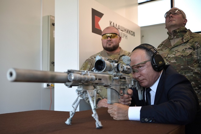 epa07032400 Russian President Vladimir Putin uses a Chukavin at Kalashnikov sniper rifle at Patriot Park in the Moscow region, Russia, 19 September 2018. Patriot Park is a military theme park. EPA/ALEXEI NIKOLSKY/SPUTNIK/KREMLIN POOL MANDATORY CREDIT/SPUTNIK