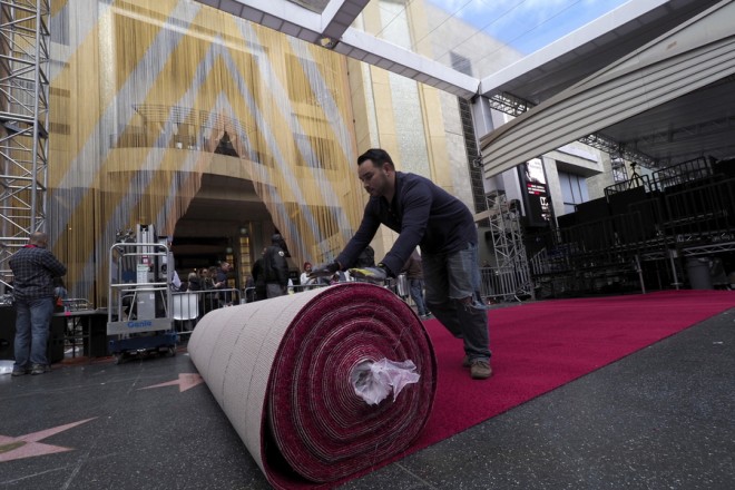 epa07386498 Worker roll out the red carpet during preparations for the 91st annual Academy Awards in Hollywood, California, USA, 21 February 2019. The Oscars are presented for outstanding individual or collective efforts in 24 categories in filmmaking. EPA/JOHN G. MABANGLO