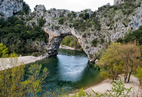 Εντυπωσιακές γέφυρες φυσικής ομορφιάς Pont d'Arc