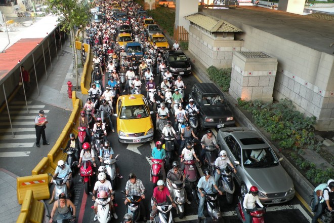 Οι πιο παράξενες δουλειές του κόσμου ΜΠΡΟΣΤΑ Ο ΟΔΗΓΟΣ, ΠΙΣΩ ΤΟ ΑΜΑΞΙ ΤΟΥ