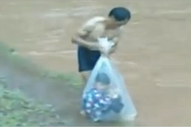 Οι πιο παράξενες δουλειές του κόσμου ΠΕΡΝΑ ΤΑ ΠΑΙΔΙΑ ΑΠ' ΤΟ ΠΟΤΑΜΙ