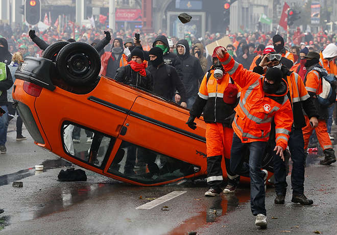 Demonstrators confront riot police in central Brussel