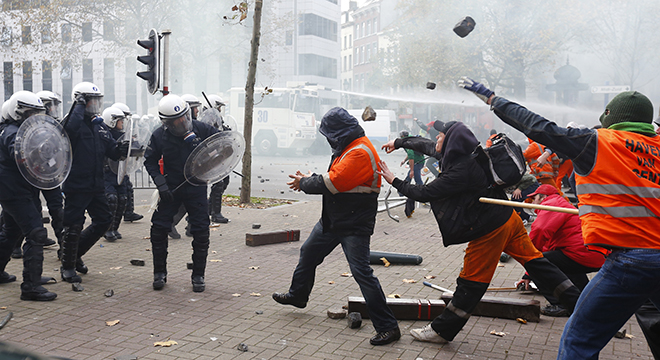 Demonstrators confront riot police in central Brussel