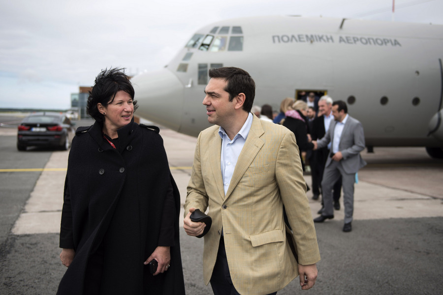 ΤΣΙΠΡΑΣ Α ΠΤΗΣΗ ΜΕ C- 130 ΠΡΟΣ ΡΙΓΑ ΓΙΑ ΤΗΝ ΣΥΝΟΔΟ ΚΟΡΥΦΗΣ