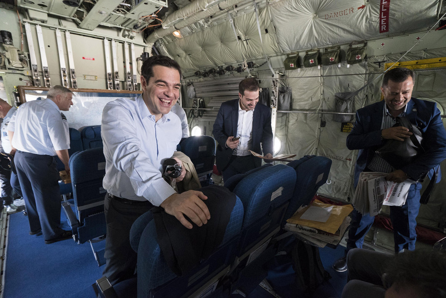 ΤΣΙΠΡΑΣ Α ΠΤΗΣΗ ΜΕ C- 130 ΠΡΟΣ ΡΗΓΑ ΓΙΑ ΤΗΝ ΣΥΝΟΔΟ ΚΟΡΥΦΗΣ