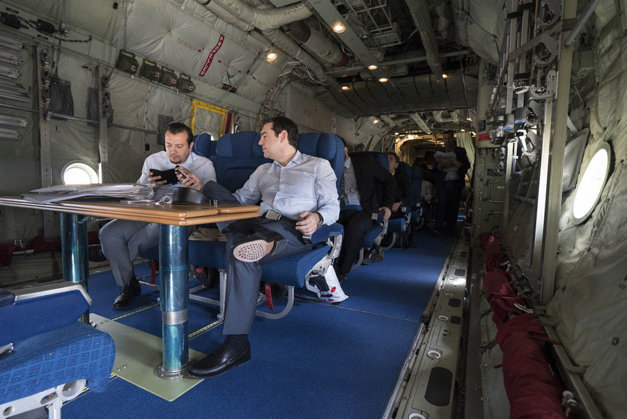 ΤΣΙΠΡΑΣ Α ΠΤΗΣΗ ΜΕ C- 130 ΠΡΟΣ ΡΗΓΑ ΓΙΑ ΤΗΝ ΣΥΝΟΔΟ ΚΟΡΥΦΗΣ