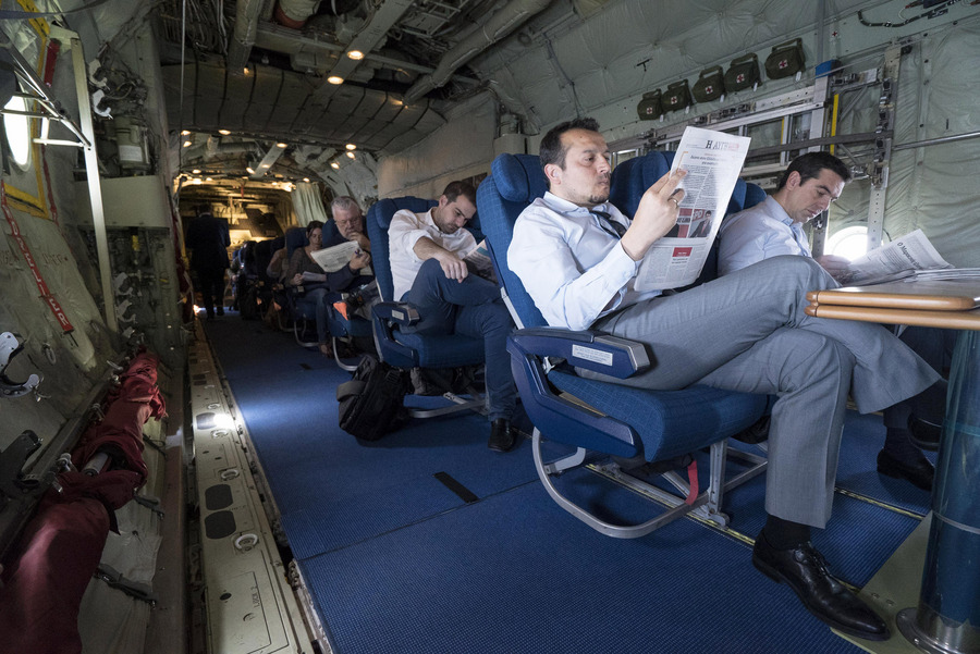 ΤΣΙΠΡΑΣ Α ΠΤΗΣΗ ΜΕ C- 130 ΠΡΟΣ ΡΗΓΑ ΓΙΑ ΤΗΝ ΣΥΝΟΔΟ ΚΟΡΥΦΗΣ