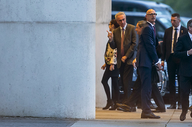 Mario Draghi, the president of the European Central Bank (3rd L), arrives for talks with German Chancellor Angela Merkel, French President Francois Hollande and European Commission President Jean-Claude Juncker after a meeting with top company executives at an "European Roundtable of Industrialists" at the chancellery in Berlin, Germany, June 1, 2015. REUTERS/Hannibal Hanschke  - RTR4YECZ