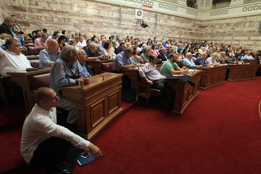 Ï õðïõñãüò Ïéêïíïìéêþí ÃéÜíçò ÂáñïõöÜêçò (A) óôç óõíåäñßáóç ôçò ÊïéíïâïõëåõôéêÞò ÏìÜäáò ôïõ ÓÕÑÉÆÁ, óôçí áßèïõóá Ãåñïõóßáò ôçò ÂïõëÞò, ÁèÞíá, ôçí Ôñßôç 16 Éïõíßïõ 2015.   ÁÐÅ-ÌÐÅ/ÁÐÅ-ÌÐÅ/ÓÕÌÅËÁ ÐÁÍÔÆÁÑÔÆÇ