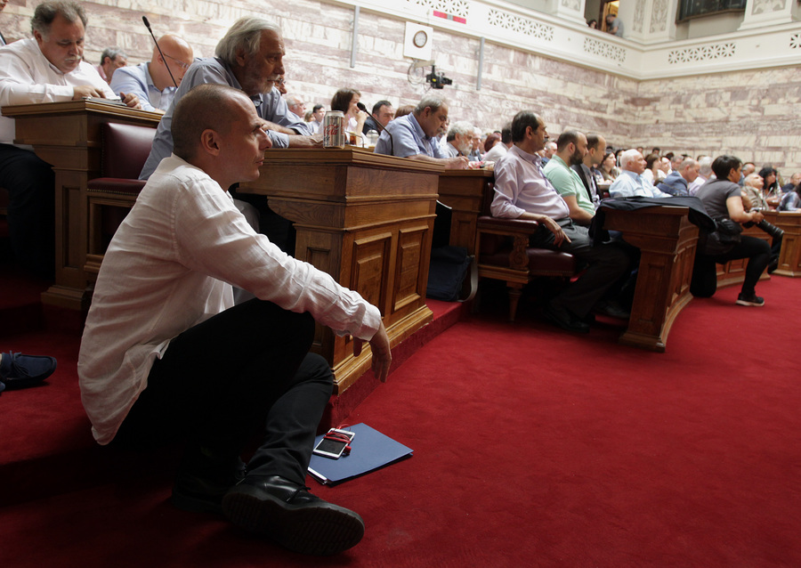 Ï õðïõñãüò Ïéêïíïìéêþí ÃéÜíçò ÂáñïõöÜêçò (A) óôç óõíåäñßáóç ôçò ÊïéíïâïõëåõôéêÞò ÏìÜäáò ôïõ ÓÕÑÉÆÁ, óôçí áßèïõóá Ãåñïõóßáò ôçò ÂïõëÞò, ÁèÞíá, ôçí Ôñßôç 16 Éïõíßïõ 2015.   ÁÐÅ-ÌÐÅ/ÁÐÅ-ÌÐÅ/ÓÕÌÅËÁ ÐÁÍÔÆÁÑÔÆÇ