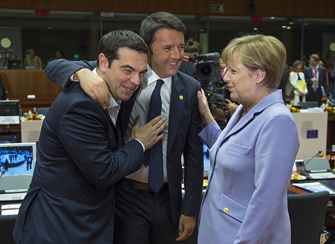 Greek Prime Minister Alexis Tsipras (L-R), Italian Prime Minister Matteo Renzi and German Chancellor Angela Merkel attend a European Union leaders summit in Brussels, Belgium, June 25, 2015. REUTERS/Yves Herman      TPX IMAGES OF THE DAY      - RTR4YX65