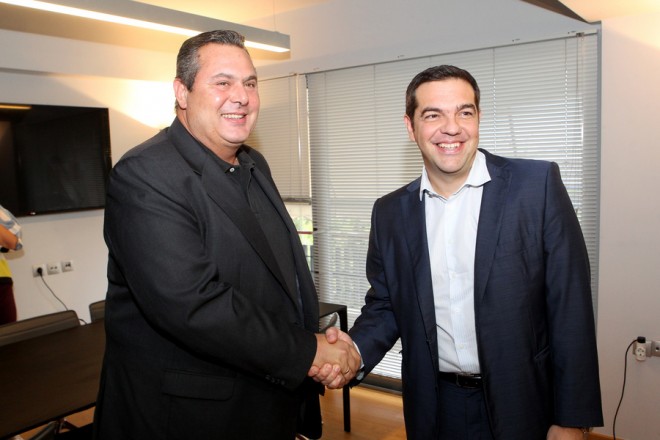 Ο πρόεδρος του ΣΥΡΙΖΑ Αλέξης Τσίπρας υποδέχεται τον πρόεδρο των ΑΝΕΛ Πάνο Καμμένο, στα κεντρικά γραφεία του ΣΥΡΙΖΑ, στην Κουμουνδούρου, κατά τη διάρκεια συνάντησής τους, μετά τα αποτελέσματα των χθεσινών εκλογών, Αθήνα, Δευτέρα  21 Σεπτεμβρίου 2015. ΑΠΕ-ΜΠΕ/ΑΠΕ-ΜΠΕ/Παντελής Σαίτας