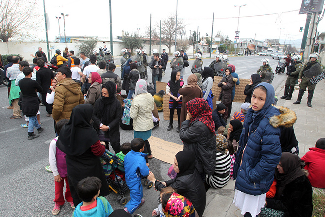 Μετανάστες και πρόσφυγες από το προσωρινό κέντρο φιλοξενίας στο Σχιστό κρατώντας πλακάτ διαμαρτύρονται κατά τη διάρκεια πορείας τους προς το κέντρο της Αθήνας,  Νίκαια, Τετάρτη 9 Μαρτίου 2016. Οι μετανάστες και πρόσφυγες διαμαρτύρονται για το κλείσιμο των συνόρων που τους αποτρέπει να συνεχίσουν το ταξίδι τους στην βόρεια Ευρώπη. ΑΠΕ-ΜΠΕ/ΑΠΕ-ΜΠΕ/Παντελής Σαίτας