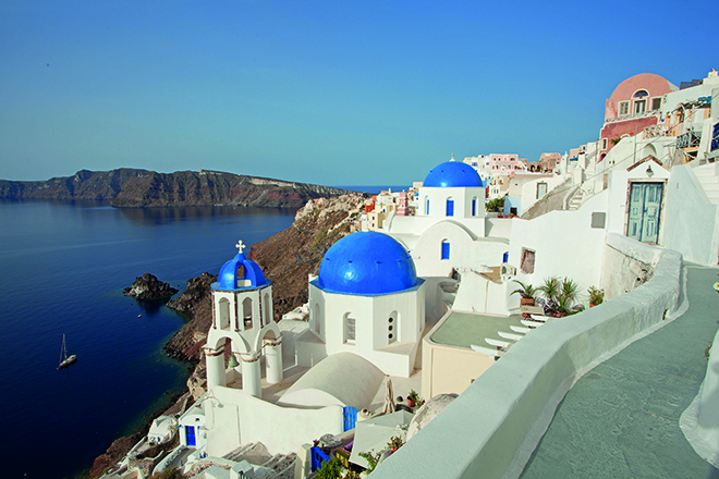 CF20W4 A view from a little path over some blue domed Greek Orthodox churches in the village of Oia on Santorini