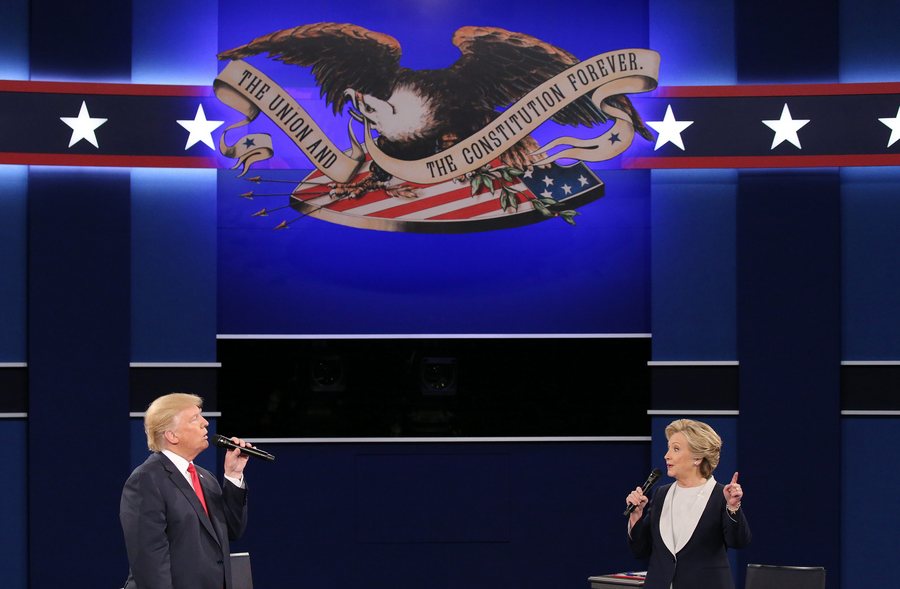 epaselect epa05579067 Republican Donald Trump (L) and Democrat Hillary Clinton (R) during the second Presidential Debate at Washington University in St. Louis, Missouri, USA, 09 October 2016. The third and final debate will be held 19 October in Nevada.  EPA/GARY HE