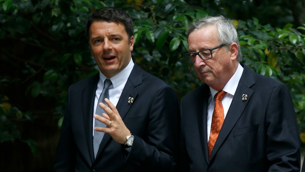 Jean-Claude Juncker walks with Matteo Renzi (L), François Hollande (R) at the Ise Jingu Shrine during the G7 summit Japan on May 26th, 2016.