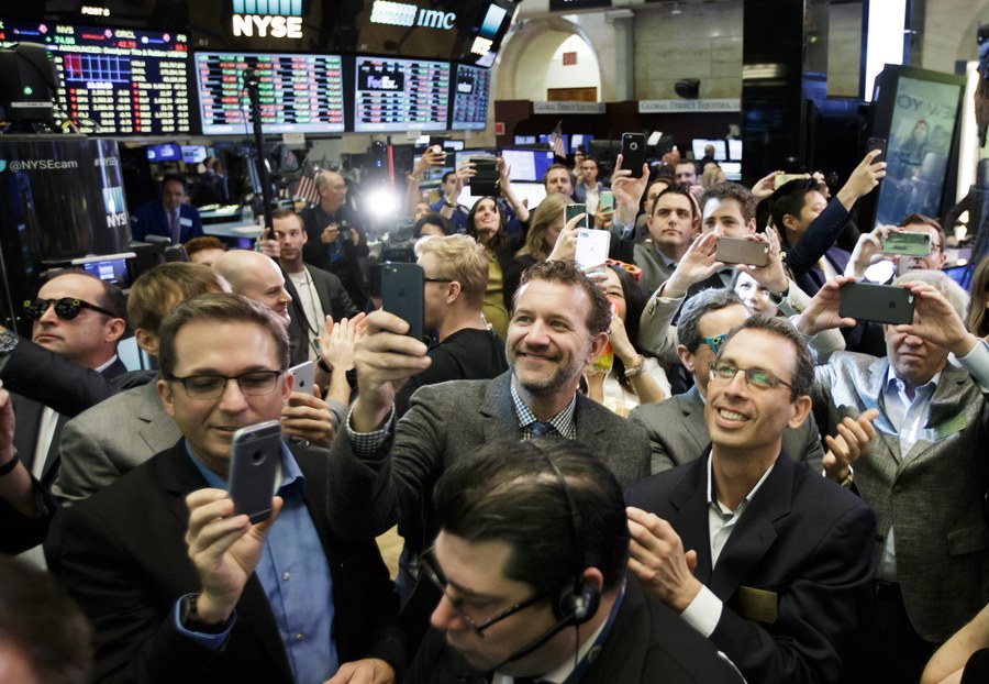epa05825254 Traders and bankers react to the first trading during the initial public offering of Snap Inc, the parent company of Snapchat, at the New York Stock Exchange in New York, New York, USA, on 02 March 2017. Snap Inc. is being priced at $17 per share which gives the company a value of nearly $24 billion (USD).  EPA/JUSTIN LANE