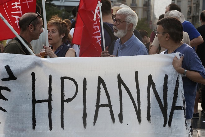 Διαδηλωτές συμμετέχουν σε συγκέντρωση αλληλεγγύης στη νεαρή πανεπιστημιακό Ηριάννα στο Σύνταγμα, Αθήνα, την Παρασκευή 14 Ιουλίου 2017, η οποία καταδικάστηκε σε 13 χρόνια κάθειρξη για συμμετοχή σε τρομοκρατική οργάνωση με βάση ανύπαρκτα στοιχεία. ΑΠΕ ΜΠΕ/ΑΠΕ ΜΠΕ/ΣΥΜΕΛΑ ΠΑΝΤΖΑΡΤΖΗ