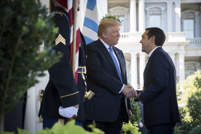 (Ξένη Δημοσίευση) Ο Πρόεδρος των Ηνωμένων Πολιτειών, Ντόναλντ Τραμπ (Donald Trump) (Α) υποδέχεται τον πρωθυπουργό Αλέξη Τσίπρα (Δ), κατά τη διάρκεια της συνάντησής τους, την Τρίτη 17 Οκτωβρίου 2017, στο Λευκό Οίκο, στην Ουάσιγκτον.  Ο πρωθυπουργός που πραγματοποιεί πενθήμερη επίσκεψη στις ΗΠΑ, όπου είχε συνάντηση με τον Πρόεδρο των Ηνωμένων Πολιτειών, Donald Trump, καθώς και με τη Γενική Διευθύντρια του Διεθνούς Νομισματικού Ταμείου, Christine Lagarde, ενώ θα συναντήσει και τον Αντιπρόεδρο, Mike Pence. ΑΠΕ-ΜΠΕ/ΓΡΑΦΕΙΟ ΤΥΠΟΥ ΠΡΩΘΥΠΟΥΡΓΟΥ/Andrea Bonetti