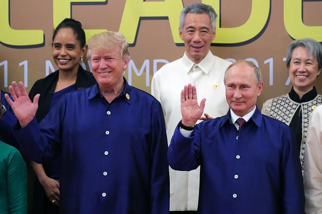 epa06320664 US President Donald Trump (front L) and Russian President Vladimir Putin (front R) pose for a group picture with fellow APEC leaders and their wives during the 25th Asia-Pacific Economic Cooperation (APEC) summit in Da Nang, Vietnam, 10 November 2017. The APEC summit brings together world leaders from its 21 member nations. It is the second time Vietnam is hosting the summit, the first was in 2006.  EPA/MICHAEL KLIMENTYEV / SPUTNIK / KREMLIN POOL / POOL MANDATORY CREDIT