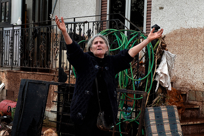 Γυναίκα σε απόγνωση έξω από το σπίτι της, στο κέντρο της Μάνδρας, Αττικής, Πέμπτη 16 Νοεμβρίου 2017, μετά τις καταρρακτώδεις βροχές που έπληξαν χθες την περιοχή. Τους 16 έχουν φτάσει οι νεκροί και πέντε ακόμα άνθρωποι αγνοούνται ενώ μεγάλες είναι οι καταστροφές σε σπίτια, καταστήματα και περιουσίες από τις χθεσινές πλημμύρες στη Μάνδρα, τα  Μέγαρα και τη Νέα Πέραμο στην Αττική. ΑΠΕ ΜΠΕ/ΑΠΕ ΜΠΕ/ΒΑΣΙΛΗΣ ΨΩΜΑΣ