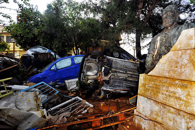 Κατεστραμμένα αυτοκίνητα και προτομή ανάμεσα στα μπάζα, στη Μάνδρα Αττικής, μετά τις καταρρακτώδεις βροχές που έπληξαν την περιοχή, Πέμπτη 16 Νοεμβρίου 2017.  Τους 16 έχουν φτάσει οι νεκροί και πέντε ακόμα άνθρωποι αγνοούνται ενώ μεγάλες είναι οι καταστροφές σε σπίτια, καταστήματα και περιουσίες από τις χθεσινές πλημμύρες στη Μάνδρα, τα  Μέγαρα και τη Νέα Πέραμο στην Αττική. ΑΠΕ ΜΠΕ/ΑΠΕ ΜΠΕ/ΒΑΣΙΛΗΣ ΨΩΜΑΣ
