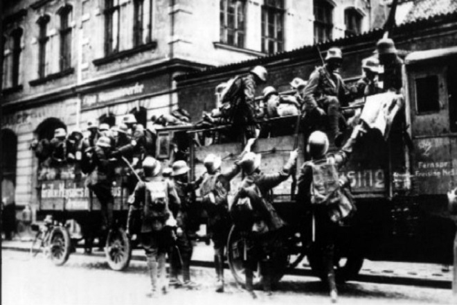SA paramilitary troops prepare for the Putsch in Munich on November 9th 1923 DPA