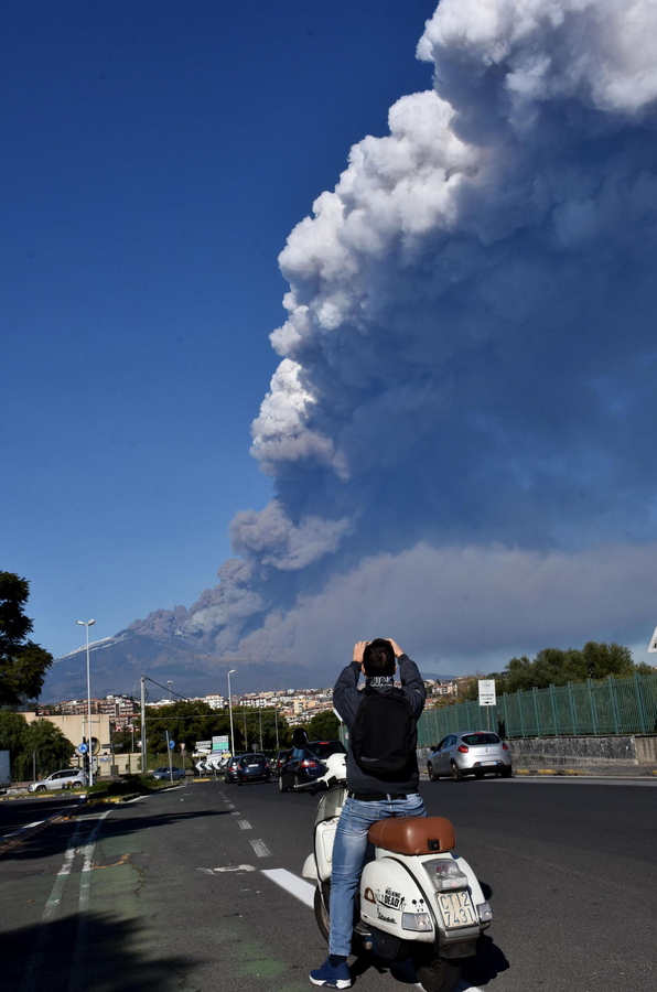 Eruptive fracture opens on Mount Etna in Italy