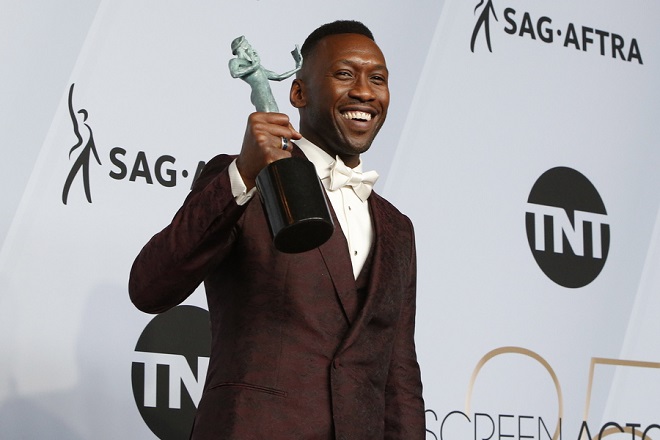epa07326753 Mahershala Ali poses with the SAG Award for Outstanding Performance by a Male Actor in a Supporting Role in 'Green Book' during the 25th annual Screen Actors Guild Awards ceremony at the Shrine Auditorium in Los Angeles, California, USA, 27 January 2019.  EPA/NINA PROMMER