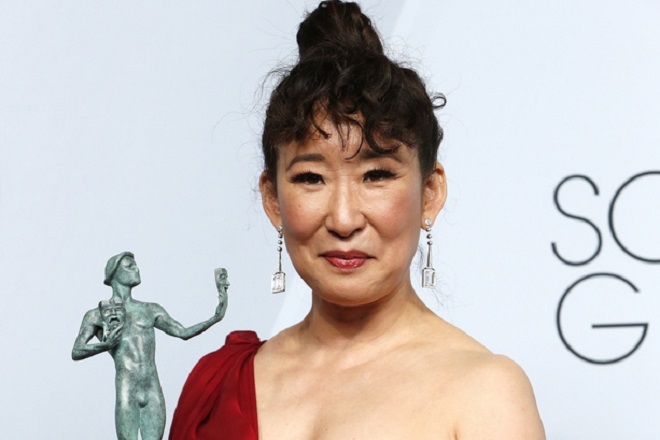 epa07326866 Sandra Oh poses with the SAG Award for Outstanding Performance by a Female Actor in a Drama Series in 'Killing Eve' during the 25th annual Screen Actors Guild Awards ceremony at the Shrine Auditorium in Los Angeles, California, USA, 27 January 2019.  EPA/NINA PROMMER