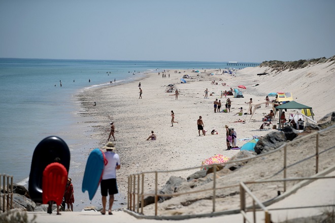 epa07259147 Beach goers cool off at West Beach during a hot day in Adelaide, Australia, 03 January 2019. Temperatures soared across South Australia on 03 January, climbing close to 50 degrees Celsius in some regional towns. Warnings have been issued for part of Australia as they experience extreme heatwave conditions.  EPA/KELLY BARNES  AUSTRALIA AND NEW ZEALAND OUT
