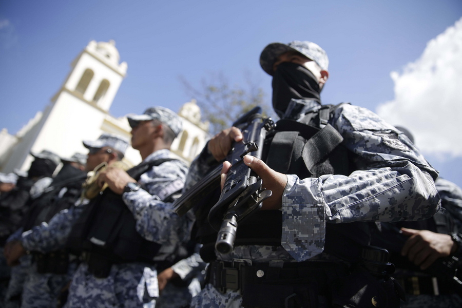 epa07339614 Agents of the Salvadoran Armed Forces on duty, in San Salvador, El Salvador, 02 February 2019, as part of the security deployment for tomorrow's presidential election.  EPA/Rodrigo Sura