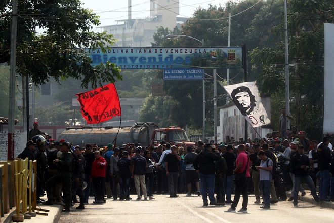 epa07390283 Venezuelans gather at the Simon Bolivar bridge on the border with Venezuela, in Cucuta, Colombia, 23 February 2019. In the Colombia-Venezuela frontier bridges, hundreds of people are expecting for the crossing of the Humanitarian Aid, as it has been announced by the Parliament President Juan Guaido .  EPA/ERNESTO GUZMAN JR.