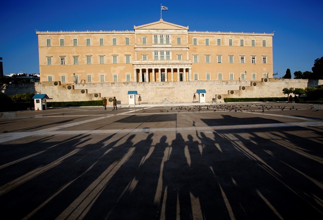 «Ασφυκτιούν» τα ελληνικά νοικοκυριά σύμφωνα με τη Eurostat