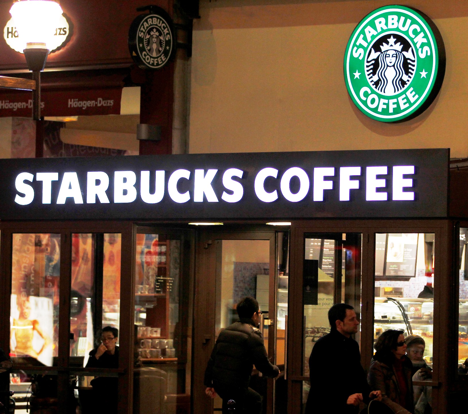 Τα Starbucks θα σερβίρουν μπύρα και κρασί