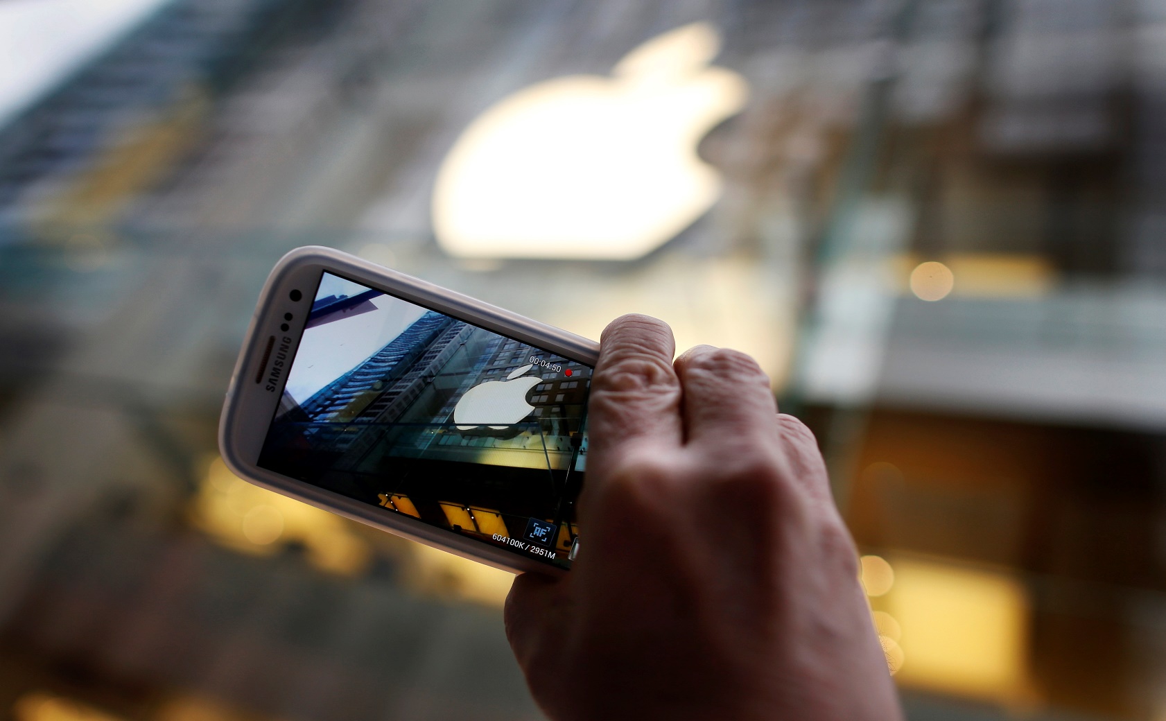 Apple Vs Samsung: Αντίπαλοι στα δικαστήρια, συνέταιροι στις business