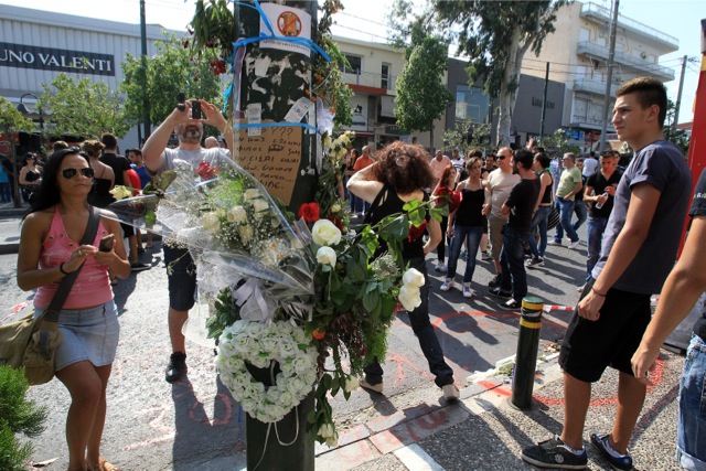 Πλήθος κόσμου στην κηδεία του 19χρονου στο Περιστέρι