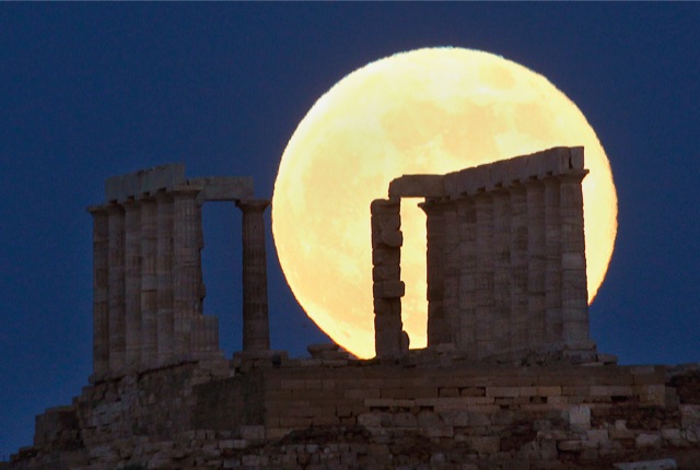 Αυγουστιάτικη πανσέληνος στην Αττική