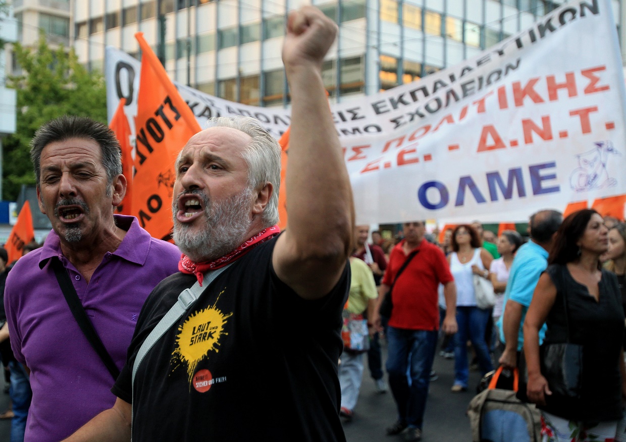 Σε απεργιακό κλοιό η κυβέρνηση για τη διαθεσιμότητα