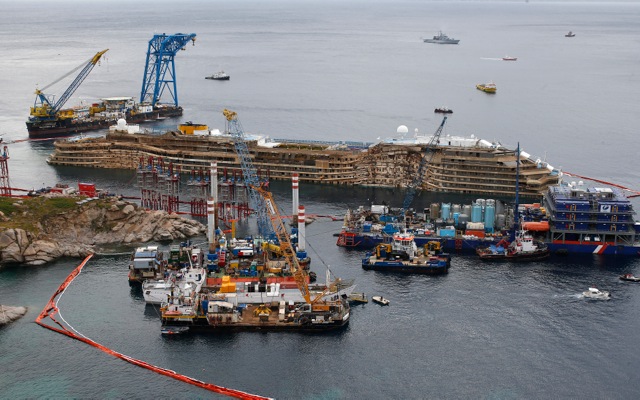 «Όρθιο» ξανά το Costa Concordia