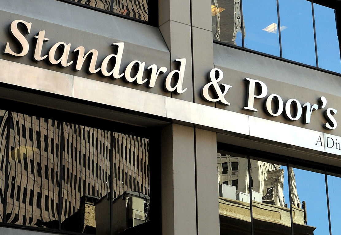 S&P: Σταθεροποιείται η ελληνική οικονομία, τεράστιο το χρέος