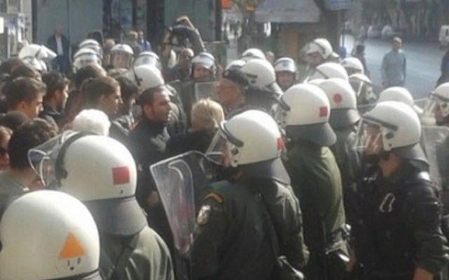 Διαμαρτυρία εκπαιδευτικών στην μαθητική παρέλαση της Θεσσαλονίκης