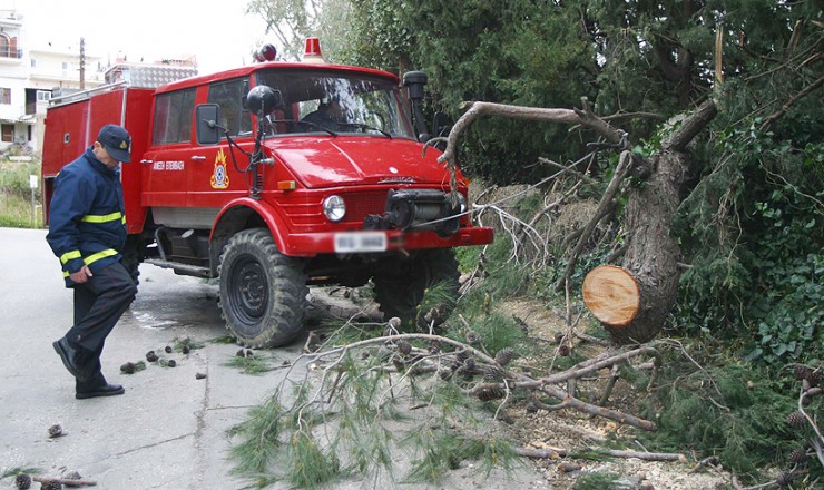 Προβλήματα σε δρόμους και λιμάνια από ισχυρούς ανέμους