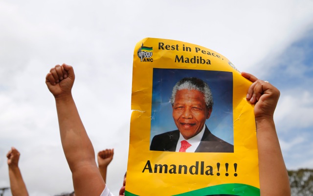 Χιλιάδες Νοτιοαφρικανοί αποχαιρετούν από κοντά τον «Μαντίμπα»