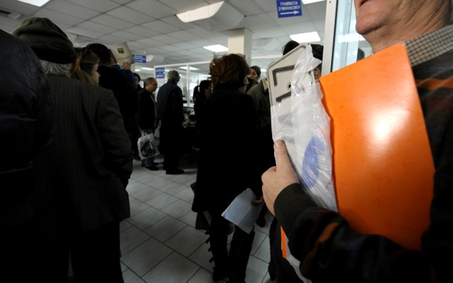 Ένταση και συνωστισμός από το πρωί σε ΔΟΥ και Τράπεζες